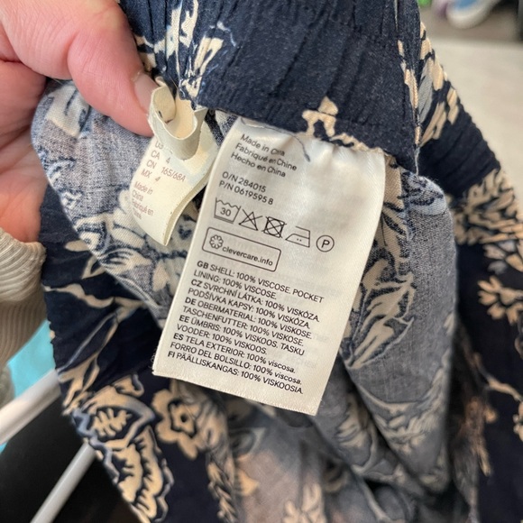 H&M Shorts Blue and White Floral Pleated Flowy Loose Summer Size 4 - Picture 6 of 6